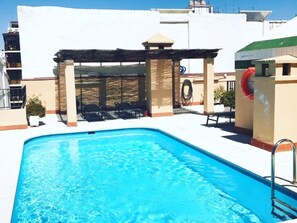 Pool - Charming Historic Apartment in Malaga with Balconies and Rooftop Pool (Málaga)