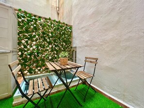 Outdoor dining - Modern apartment in city center with terrace in Málaga (Málaga)