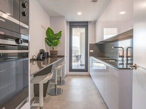 Fridge, microwave, coffee/tea maker - Modern apartment in Malaga with panoramic views and contemporary comfort (Málaga)