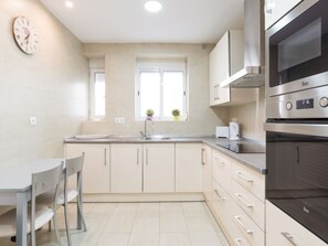 Fridge, microwave, oven, coffee/tea maker - Bright 3-bedroom apartment in the heart of Málaga (Málaga)