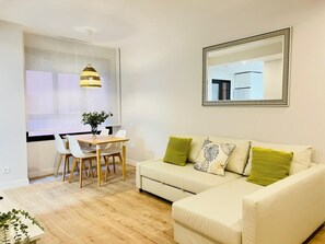 TV - Bright apartment with pool and gym in Malaga (Málaga)