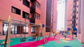 An indoor play area with colorful flooring and swings. - Bright apartment with pool and gym in Malaga (Málaga)