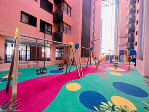 An indoor play area with colorful flooring and swings. - Bright apartment with pool and gym in Malaga (Málaga)