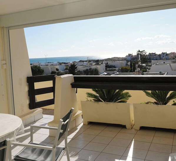 Outdoor dining - 2-room apartment with AC and parking at Cap d'Agde (Cap d'Agde)