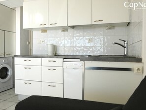 Microwave, oven, dishwasher, coffee/tea maker - 2-room apartment with AC and parking at Cap d'Agde (Cap d'Agde)
