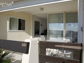 Outdoor dining - 2-room apartment with AC and parking at Cap d'Agde (Cap d'Agde)