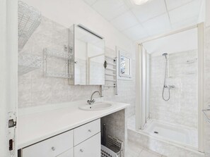 Bathroom - Bright apartment with terrace, near beach and shops (Le Grau d'Agde)