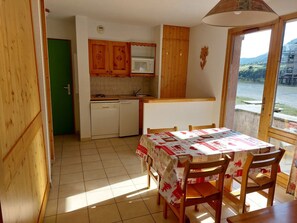 Dining - Cozy 4-person apartment at the foot of the slopes with free Wifi (Termignon)