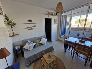 Living area - T2 Apartment near lake and hot springs, air-conditioned (Balaruc-les-Bains)
