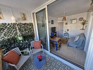 Living area - T2 Apartment near lake and hot springs, air-conditioned (Balaruc-les-Bains)