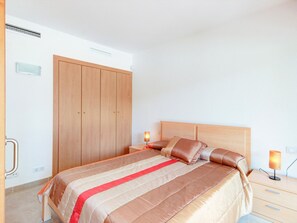 2 bedrooms - Family Apartment with Parking and Air Conditioning in Roses (Roses)
