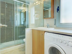 Bathroom - Family Apartment with Parking and Air Conditioning in Roses (Roses)