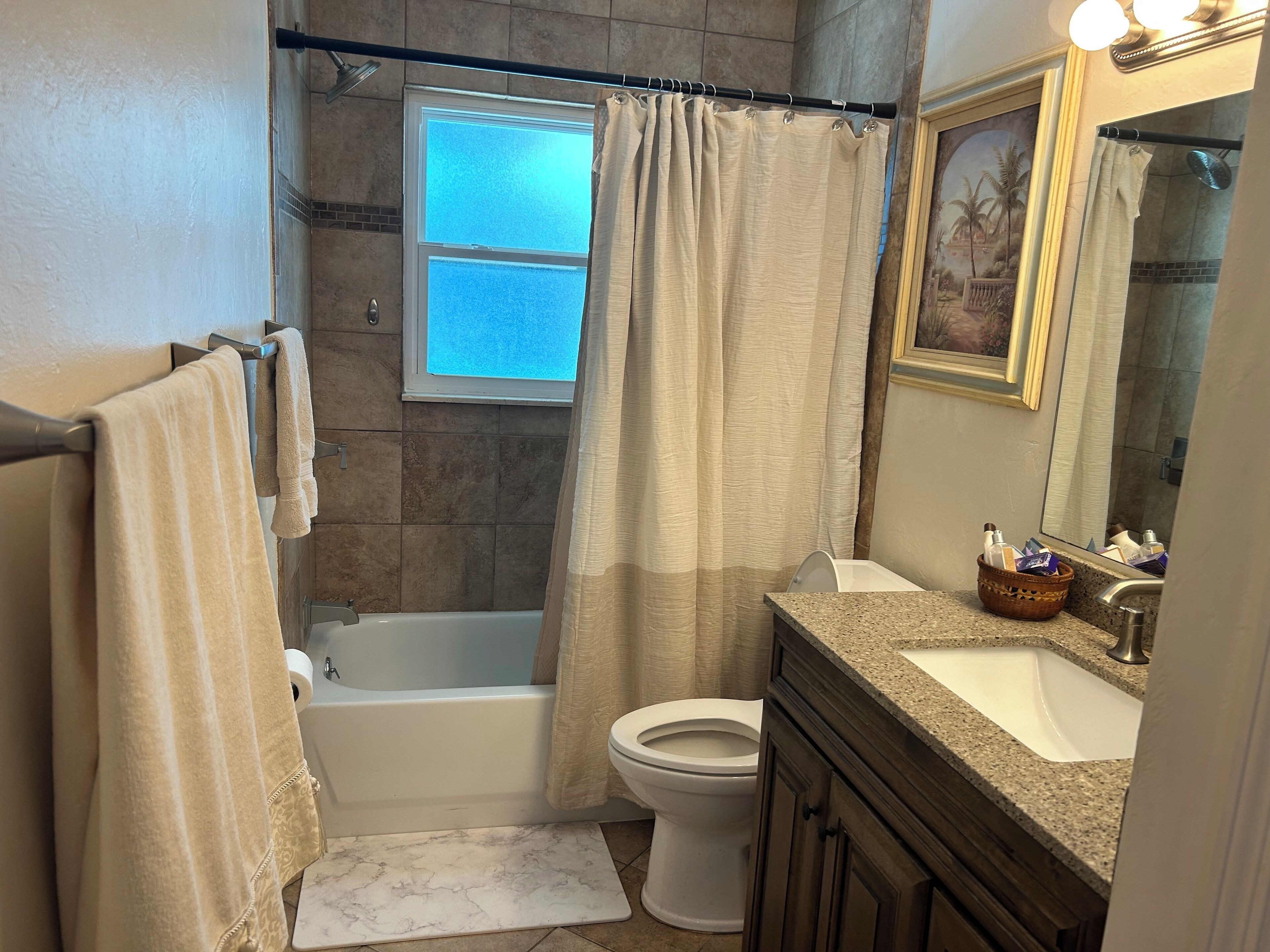 Ein Badezimmer mit Badewanne, Toilette und Waschbecken.
