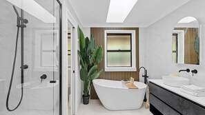 Shower, hair dryer, towels - Silver Gums Coastal Farm Retreat (Falls Creek)