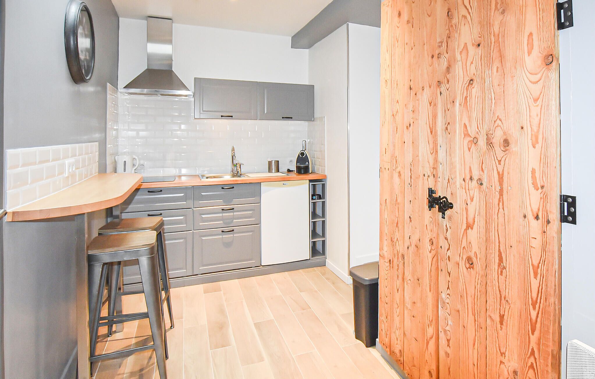 Kühlschrank, Ofen, Wasserkocher mit Kaffee-/Teezubehör