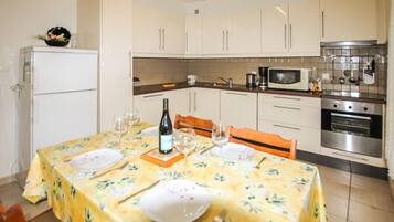 Een koelkast, een oven, een kookplaat, een vaatwasser