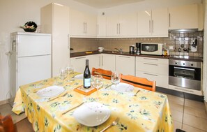 Een koelkast, een oven, een kookplaat, een vaatwasser