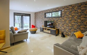 Smart TV - Stunning home in Suze la Rousse (Suze la Rousse)