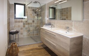 Shower, hair dryer - Stunning home in Suze la Rousse (Suze la Rousse)