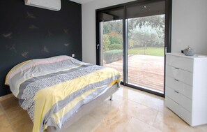 Iron/ironing board, travel cot, free WiFi - Stunning home in Suze la Rousse (Suze la Rousse)