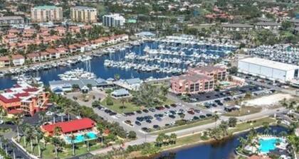 Cozy 2-bedroom condo Near by Pool. Across from Burnt Store Marina.Pets R OK