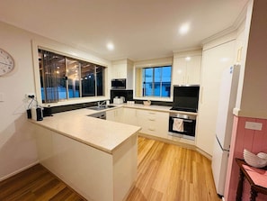 Fridge, microwave, oven, stovetop - The New Kid on the Block - Shell Shack @ Tomakin (Tomakin)