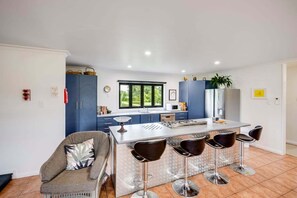 Fridge, microwave, oven, stovetop - Willowbank Guest House (Napier)