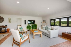 TV, fireplace - Willowbank Guest House (Napier)