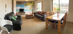Living area - Peace and Quiet Near the Beach (Port Macquarie)