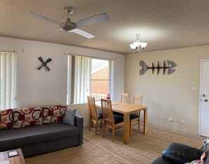 Living area - Peace and Quiet Near the Beach (Port Macquarie)