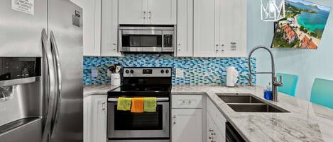 Réfrigérateur, micro-ondes, four, plaque de cuisson