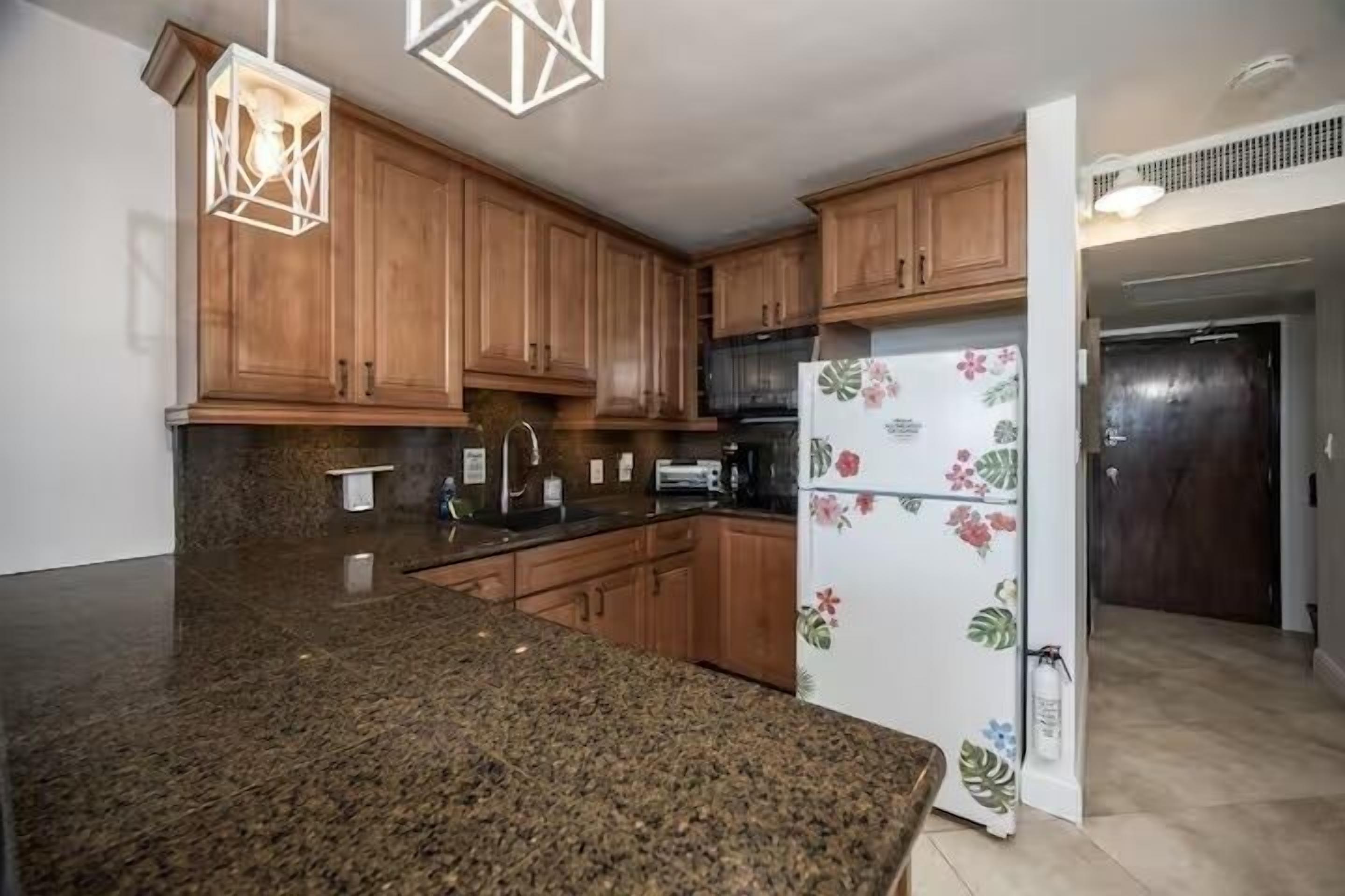 Réfrigérateur, micro-ondes, plaque de cuisson, cafetière/bouilloire