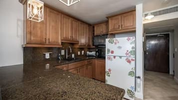 Frigorífico, microondas, placa de cocina y cafetera o tetera