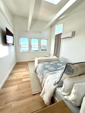 3 bedrooms, WiFi, bed sheets - Fully Remodeled Beach House with Incredible Views!!! (Mattapoisett)