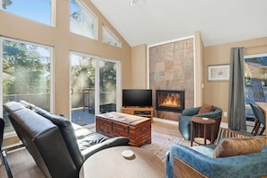 TV, fireplace, offices - Latitude 45 - 2BR 2BA secluded in trees near beach (Manzanita)