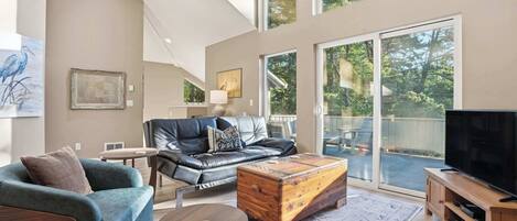 Televisión, chimenea, oficina