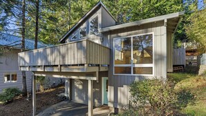 A modern wooden house with a covered porch and large windows. - Latitude 45 - forest retreat near Manzanita beach (Manzanita)