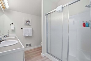 Douche, sèche-cheveux, shampoing