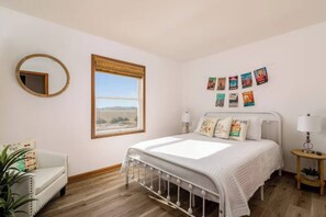 Strykjärn/strykbräda, resesäng, wi-fi och sängkläder