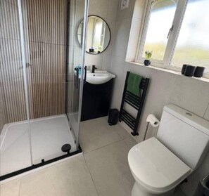 Shower, hair dryer, towels - The Serene Retreat in Manchester (Manchester)