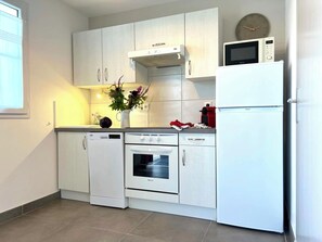 Fridge, microwave, oven, stovetop - Villa n°3 - Le petit bec (La Flotte)