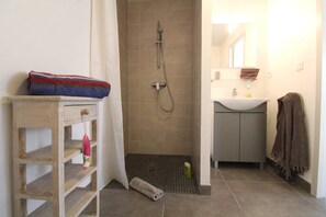 Hair dryer, towels - Villa n°12 - Shirt case (La Flotte)