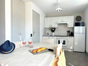 Fridge, microwave, oven, stovetop - Villa n°11 - La conche (La Flotte)