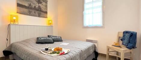 Fer et planche à repasser, Wi-Fi gratuit, draps fournis