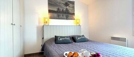 Iron/ironing board, free WiFi, bed sheets