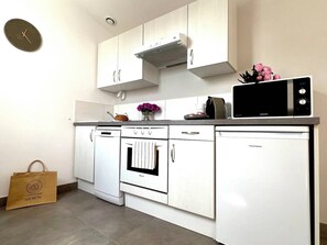 Fridge, microwave, oven, stovetop - Villa n°16 - Montamer (La Flotte)