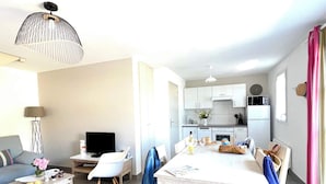 A modern apartment with a dining area, a living room, and a kitchen. - Villa n°9 - Le martray (La Flotte)