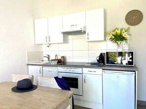 Fridge, microwave, oven, stovetop - Villa n°1 - L'arnérault (La Flotte)