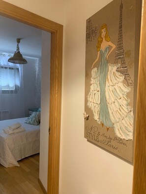 2 habitaciones, tabla de planchar con plancha y ropa de cama 