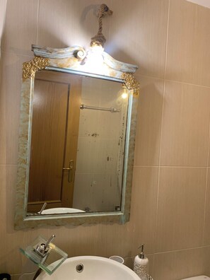 A bathroom with a large mirror, a glass sink, and a towel dispenser. - Lico your romantic apartment for your ideal getaway as a couple or as a family (El Barraco)